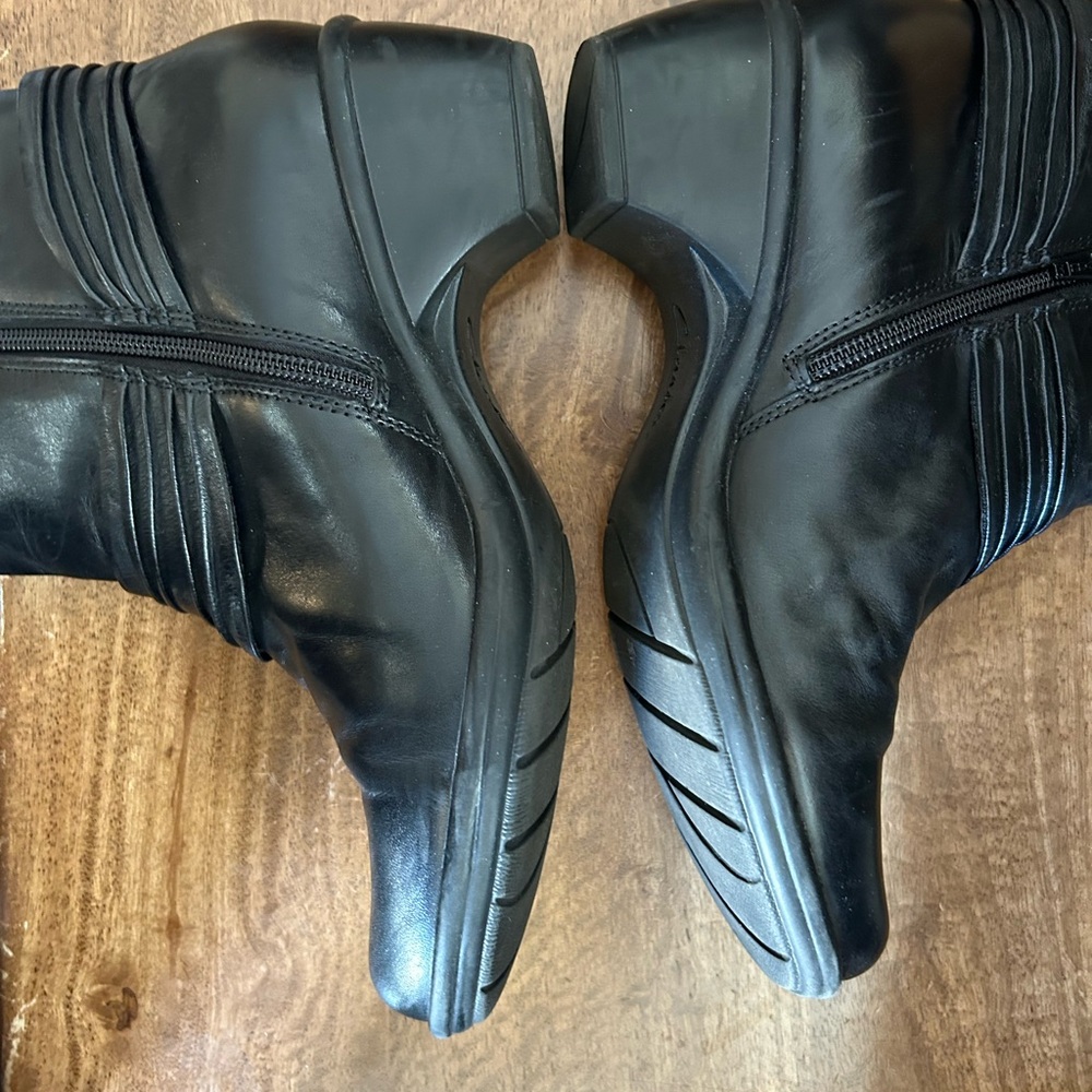 Clarks Black Ankle Heeld Booties Leather Size 8.5 Women’s - Picture 2 of 6